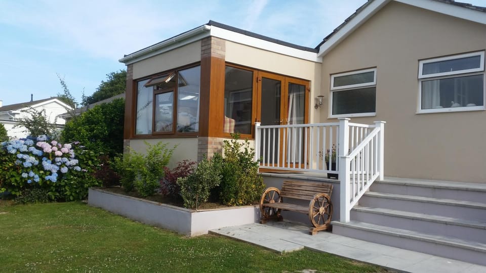 Property building, Patio, Facade/entrance