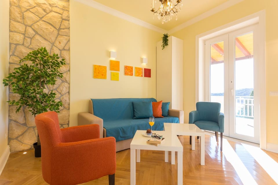 Communal lounge/ TV room, Living room, Sea view
