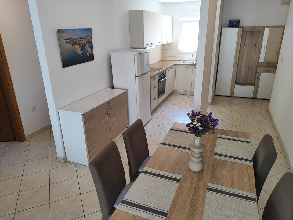 Dining area, kitchen