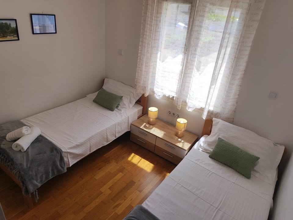 Bed, Bedroom, towels