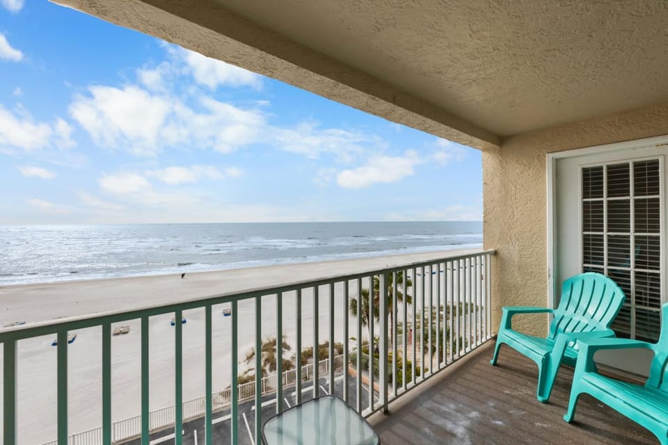 Direct Beachfront - 3b 2b - Beach Place #411 Apartment in Madeira Beach
