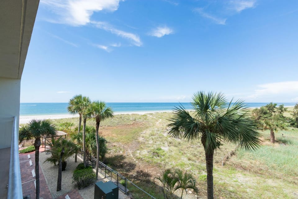 Stunning Beach Gulf Views - Madeira Norte #214 Apartment in Madeira Beach