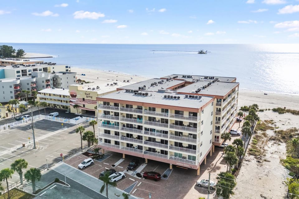 Stunning Beach Gulf Views - Madeira Norte #214 Apartment in Madeira Beach
