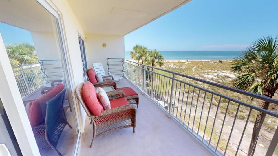 Stunning Beach Gulf Views - Madeira Norte #214 Apartment in Madeira Beach