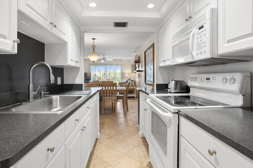 Stunning Beach Gulf Views - Madeira Norte #214 Apartment in Madeira Beach
