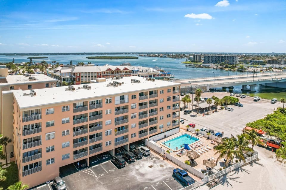 1b Direct Beachfront - Balcony - Beach Place #409 Apartment in Madeira Beach