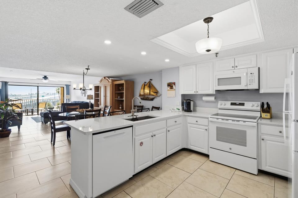 Beachfront Complex - 2b 2b - Beach Place #203 Apartment in Madeira Beach
