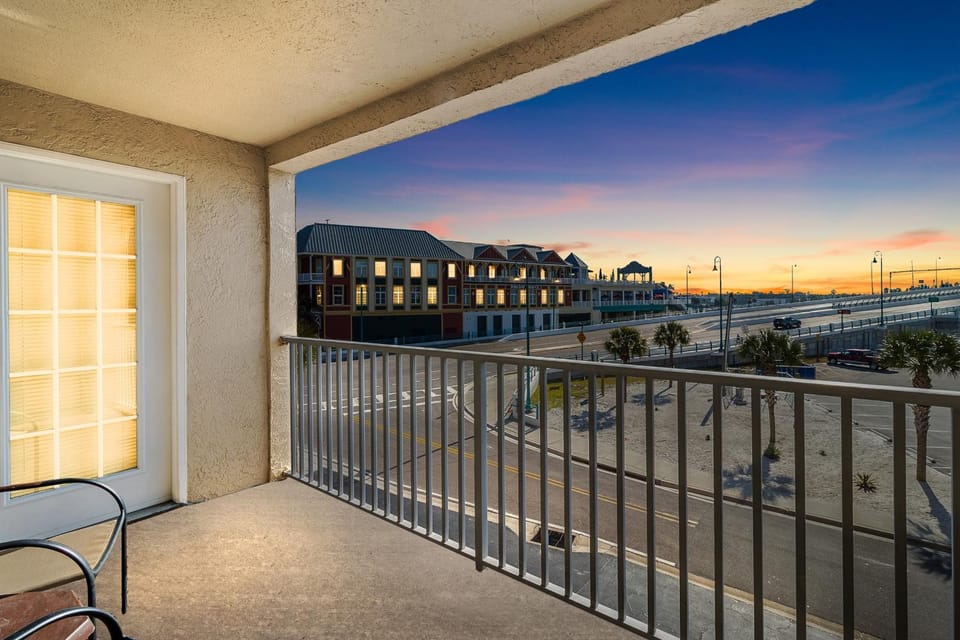 Beachfront Complex - 2b 2b - Beach Place #203 Apartment in Madeira Beach