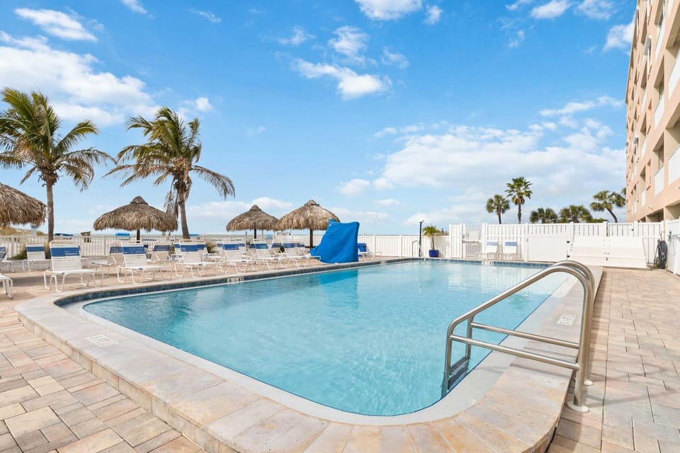 Beachfront Complex - 2b 2b - Beach Place #203 Apartment in Madeira Beach