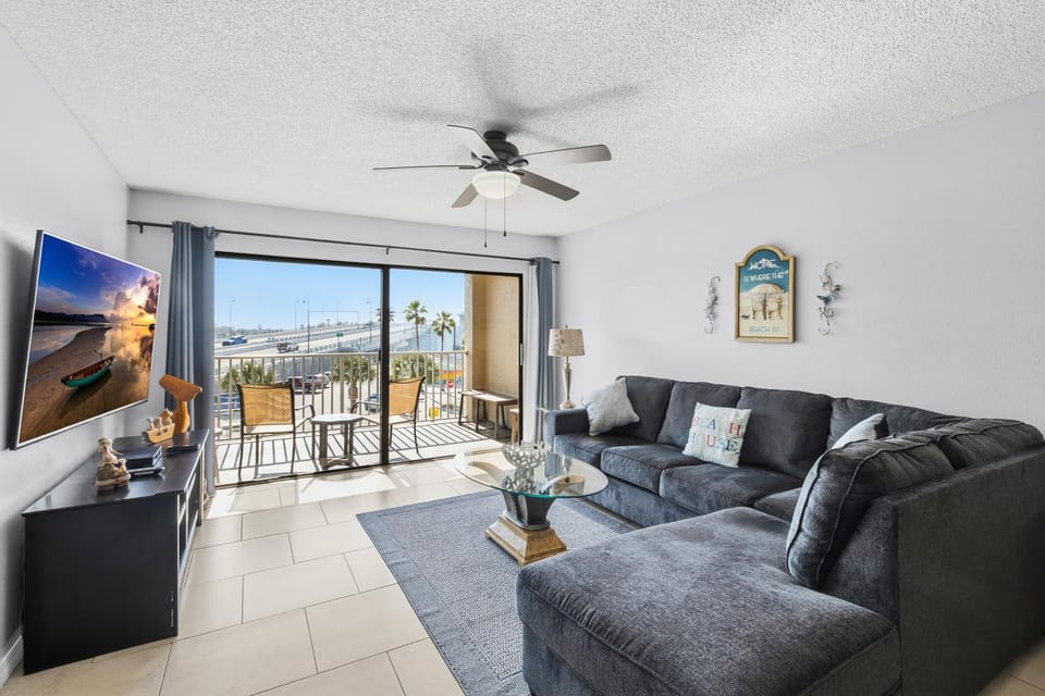 Beachfront Complex - 2b 2b - Beach Place #203 Apartment in Madeira Beach