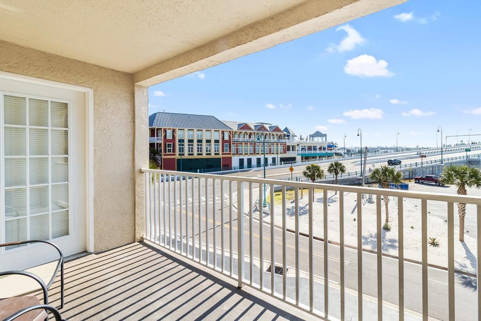 Beachfront Complex - 2b 2b - Beach Place #203 Apartment in Madeira Beach