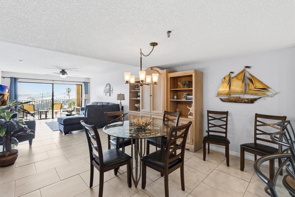 Beachfront Complex - 2b 2b - Beach Place #203 Apartment in Madeira Beach