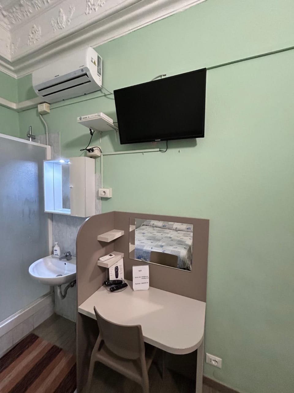 TV and multimedia, Photo of the whole room, air conditioner