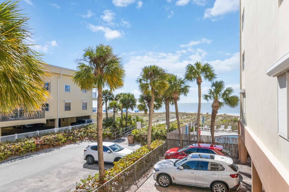 Beach View 2b 1.5b Madeira Norte #108 Apartment in Madeira Beach