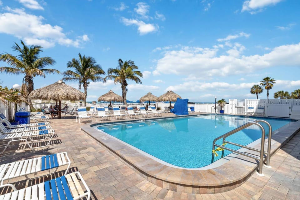 Coastal Property - Johns Pass Beach Place #201 Apartment in Madeira Beach