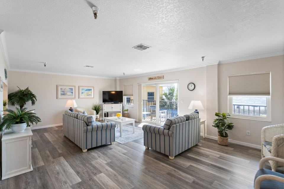Direct Oceanfront - 4 Queen Beds - Surf Song #241 Apartment in Madeira Beach