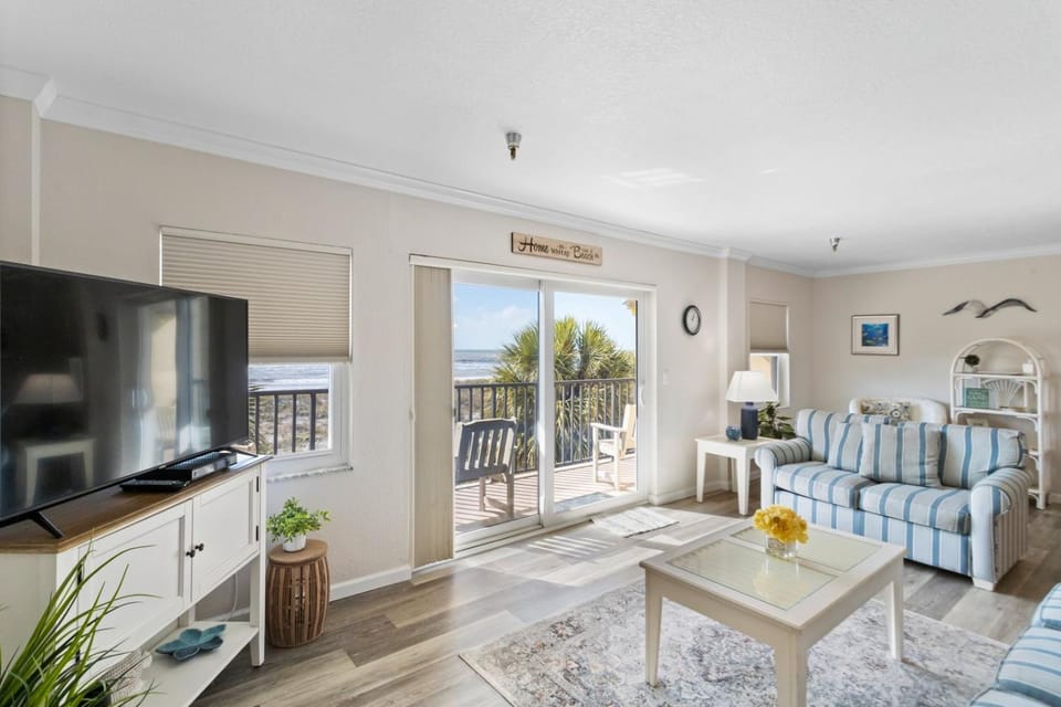 Direct Oceanfront - 4 Queen Beds - Surf Song #241 Apartment in Madeira Beach