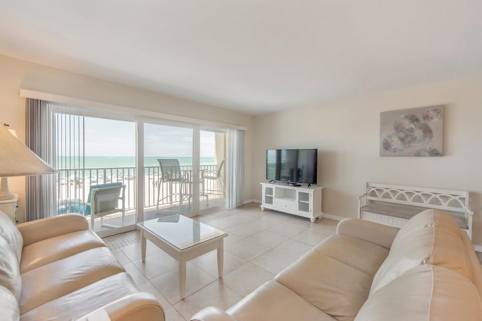 Beachfront 1b 1b Suite - Beach Place #209 Apartment in Madeira Beach