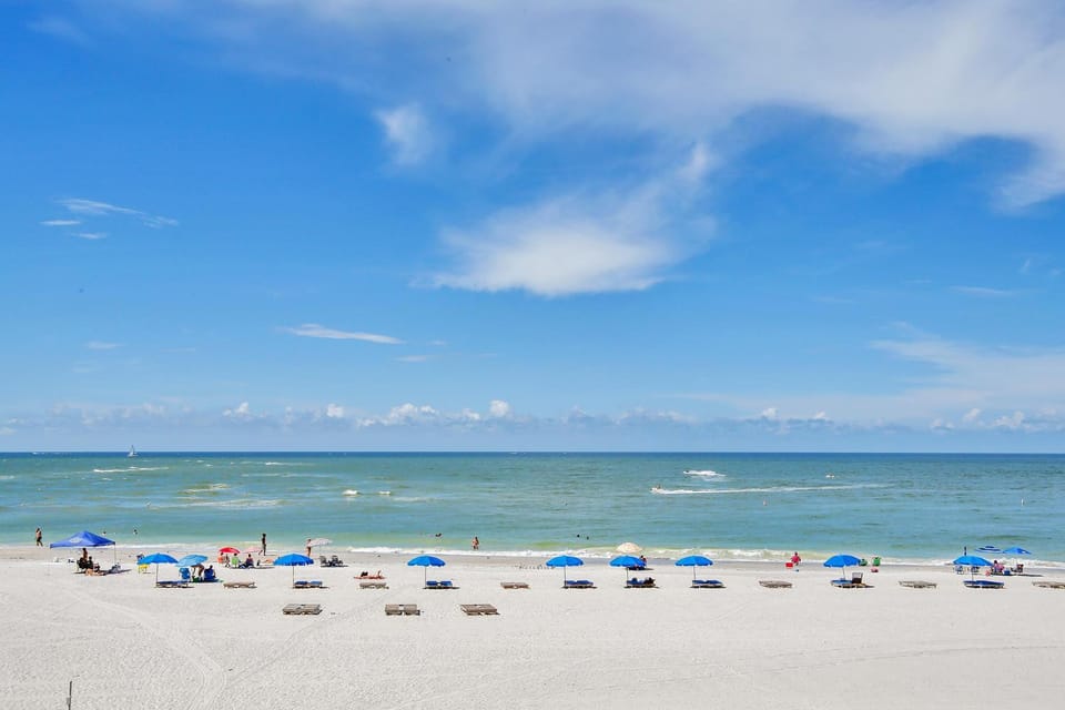 Beachfront 1b 1b Suite - Beach Place #209 Apartment in Madeira Beach