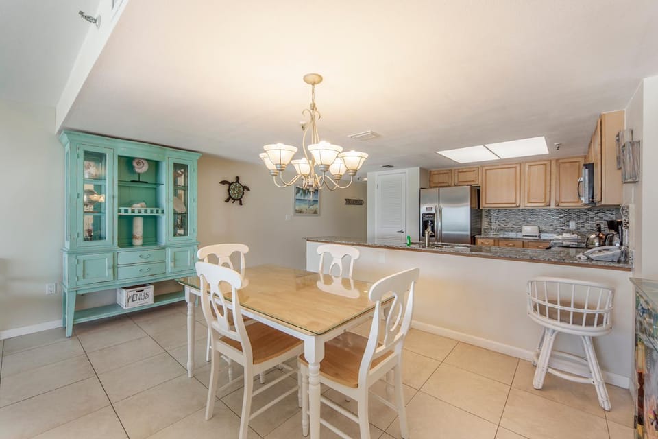 Beachfront 1b 1b Suite - Beach Place #209 Apartment in Madeira Beach