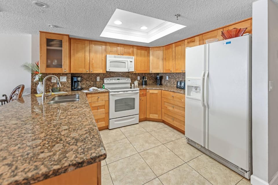 Direct Beachfront Value - 3b 2b - Las Brisas #104 Apartment in Madeira Beach