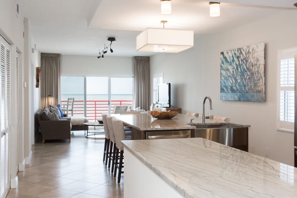 Luxury Unit - Top Floor Balcony on the Gulf- Crimson #302 Apartment in Madeira Beach