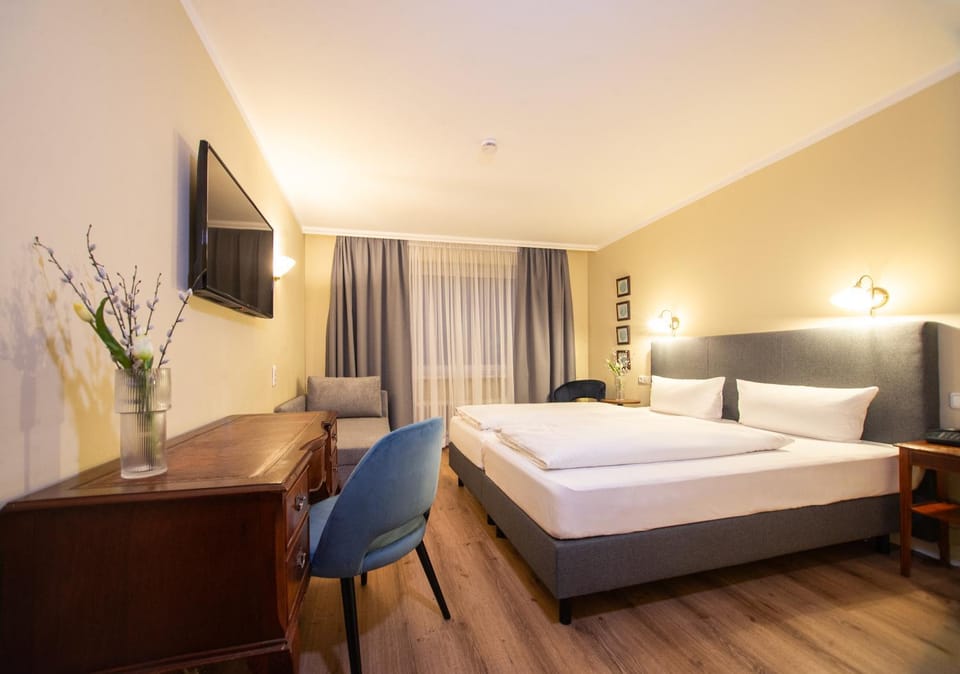 Bed, Photo of the whole room, Seating area, Bedroom