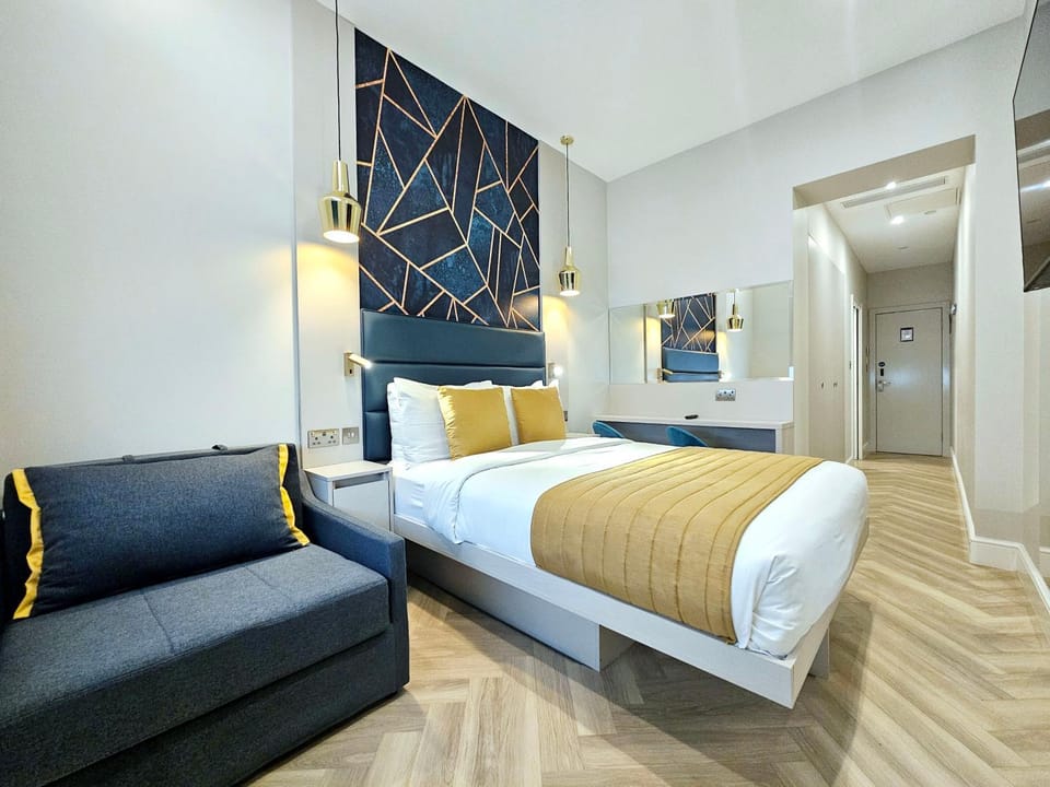 Bed, TV and multimedia, Photo of the whole room, Bedroom