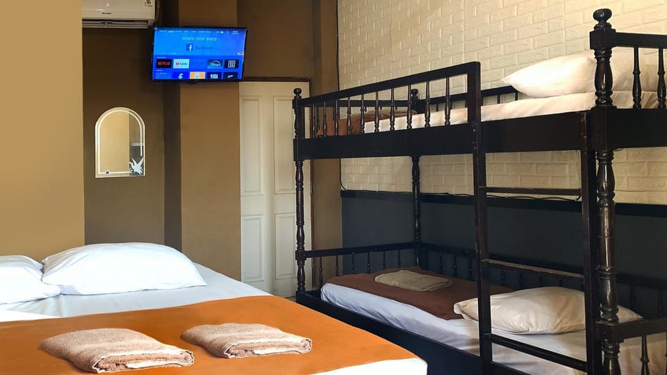 Bed, TV and multimedia, Bedroom, bunk bed, towels