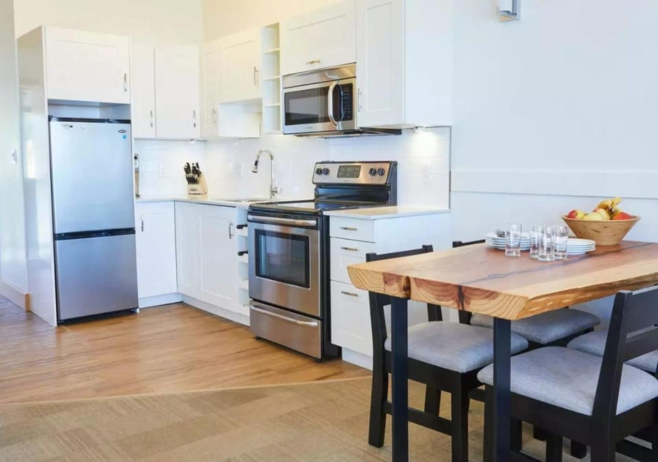 Kitchen or kitchenette, Dining area, oven, stove