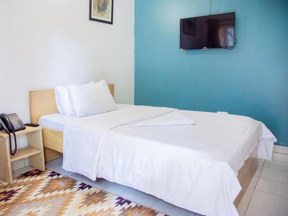 Bed, TV and multimedia, Bedroom