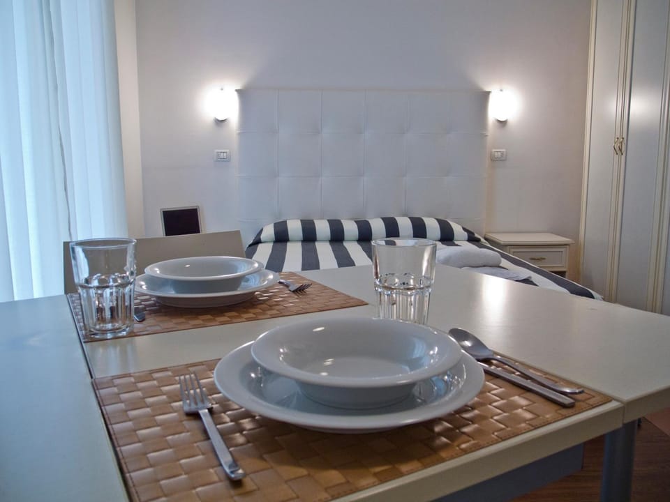 Photo of the whole room, Dining area