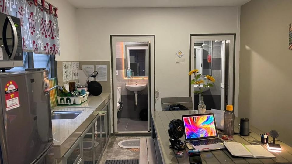 Toilet, Kitchen or kitchenette, microwave, minibar