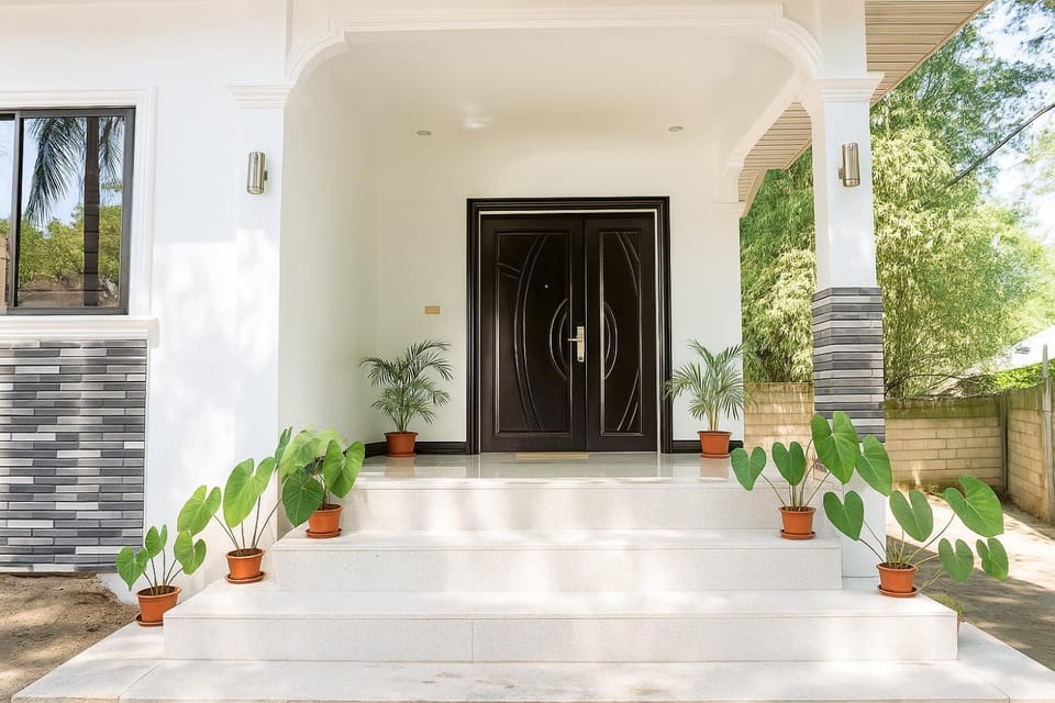 Property building, Facade/entrance, Garden, Garden view
