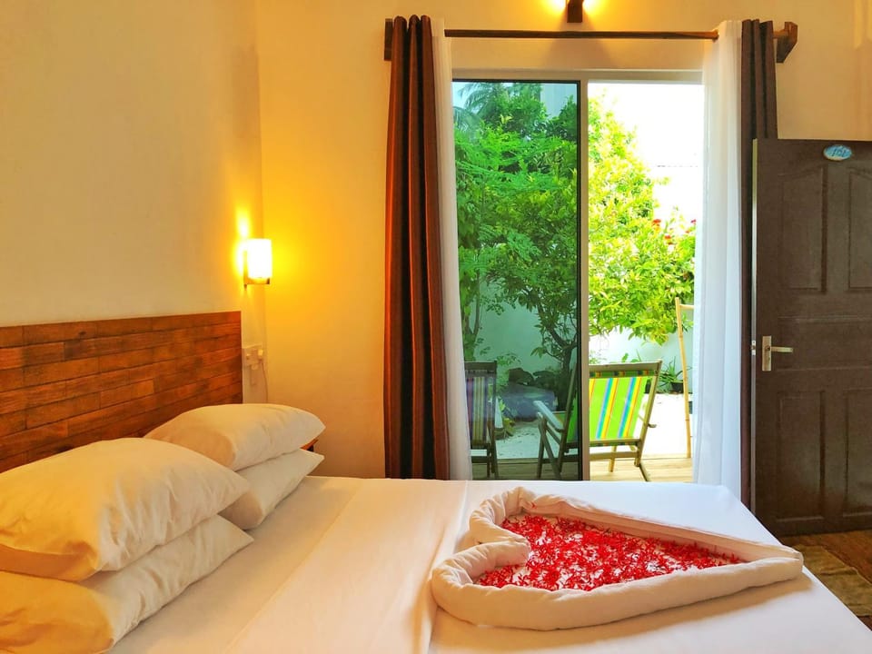 Day, Summer, Photo of the whole room, Decorative detail, Decorative detail, On site, Garden view