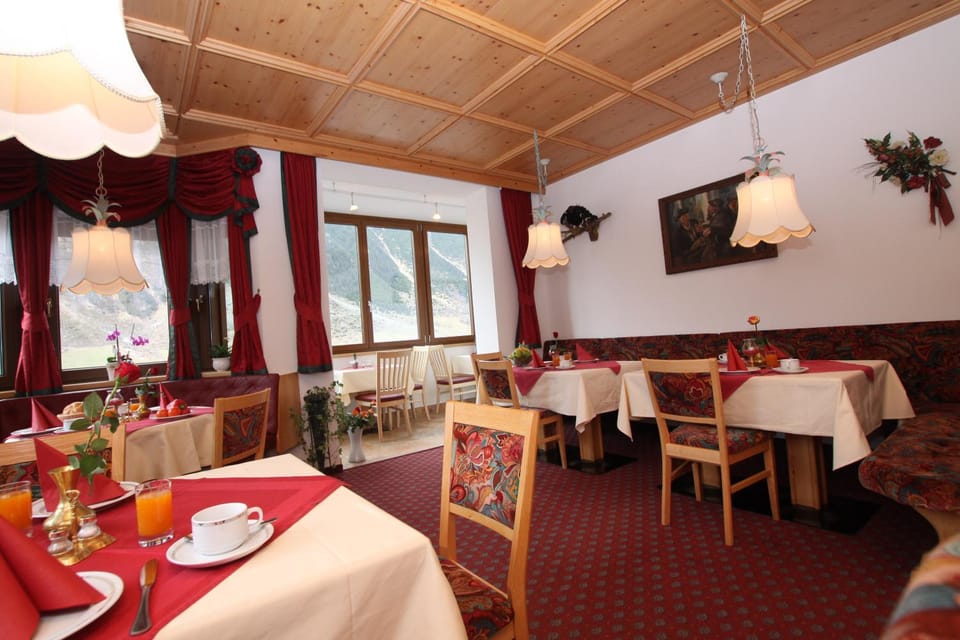Restaurant/places to eat, Facade/entrance, Area and facilities