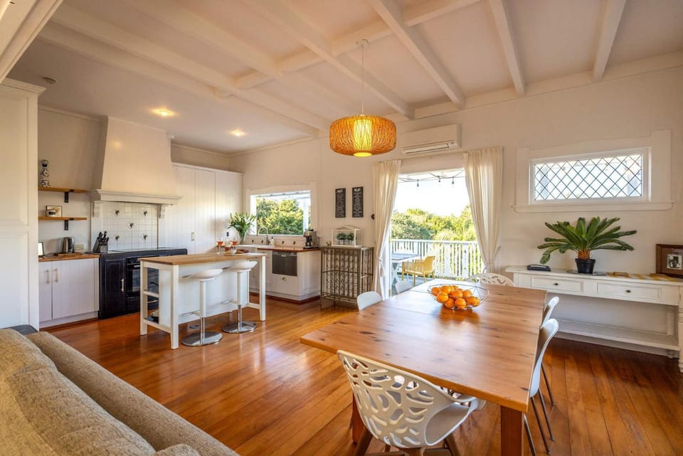 Island Villa- Stay Waiheke House in Auckland Region