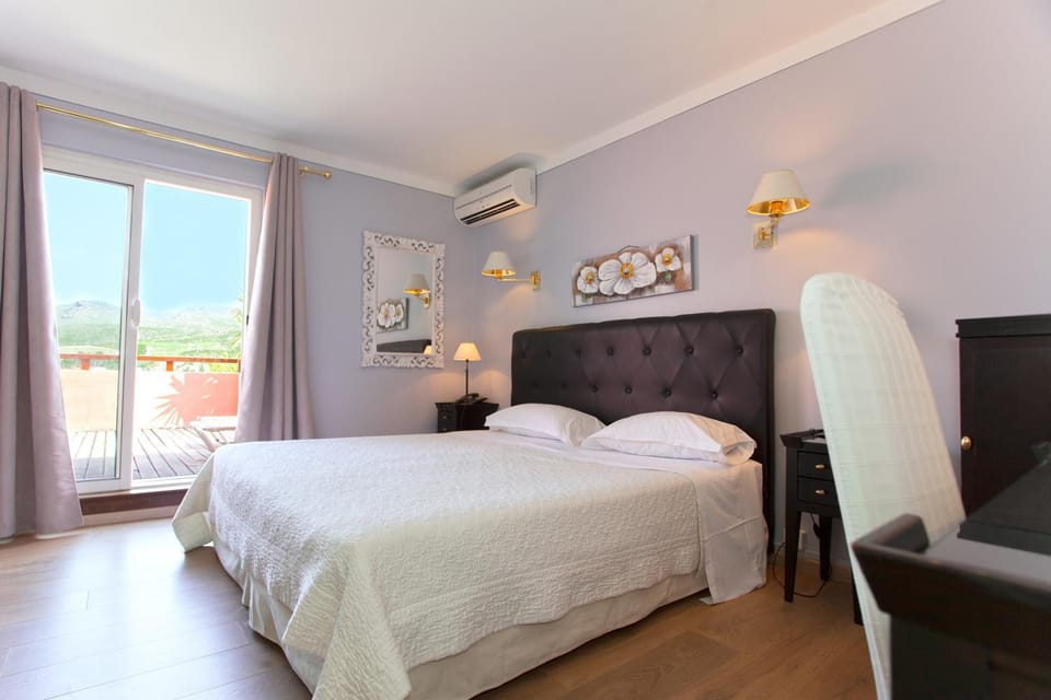 Photo of the whole room, Sea view
