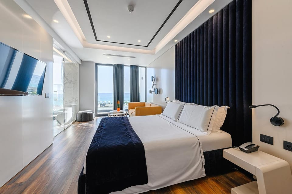 Photo of the whole room, Sea view