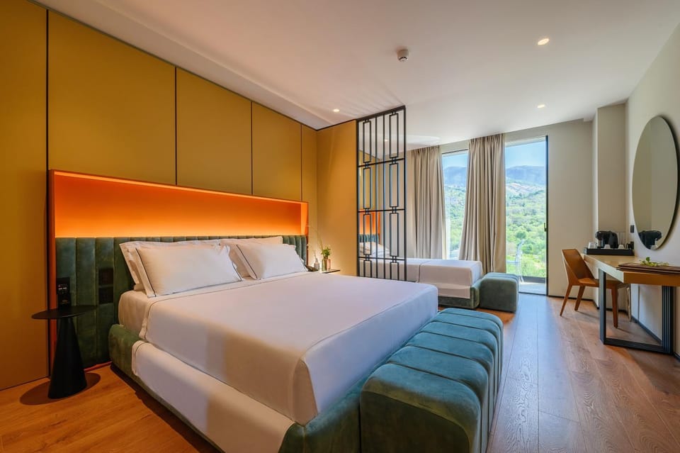 Bed, TV and multimedia, Photo of the whole room