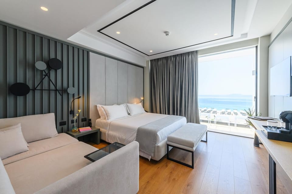 Photo of the whole room, Sea view