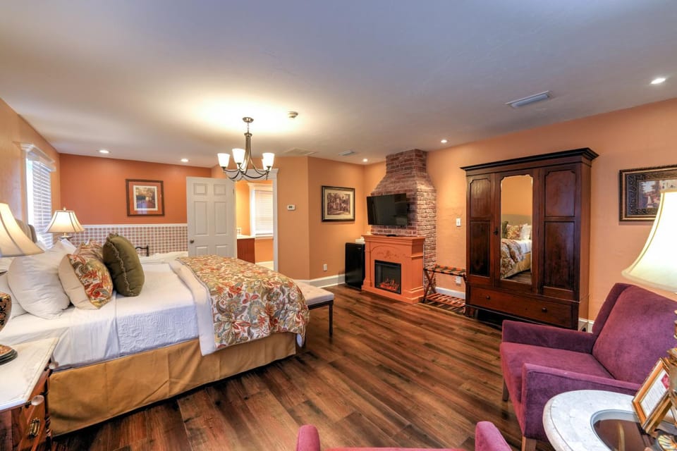 Bed, TV and multimedia, Photo of the whole room, Seating area, Bedroom