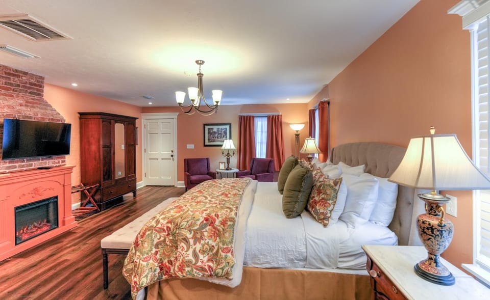 Bed, TV and multimedia, Bedroom