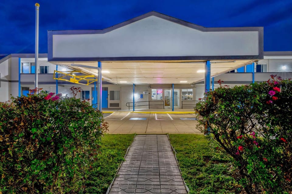 Property building, Facade/entrance, Night