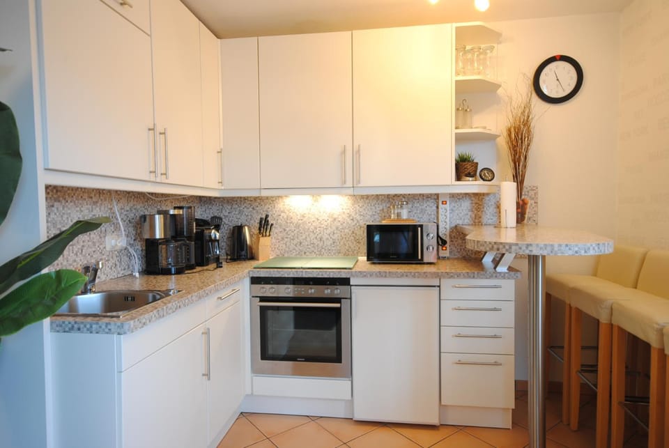 Coffee/tea facilities, Kitchen or kitchenette, Seating area, Dining area