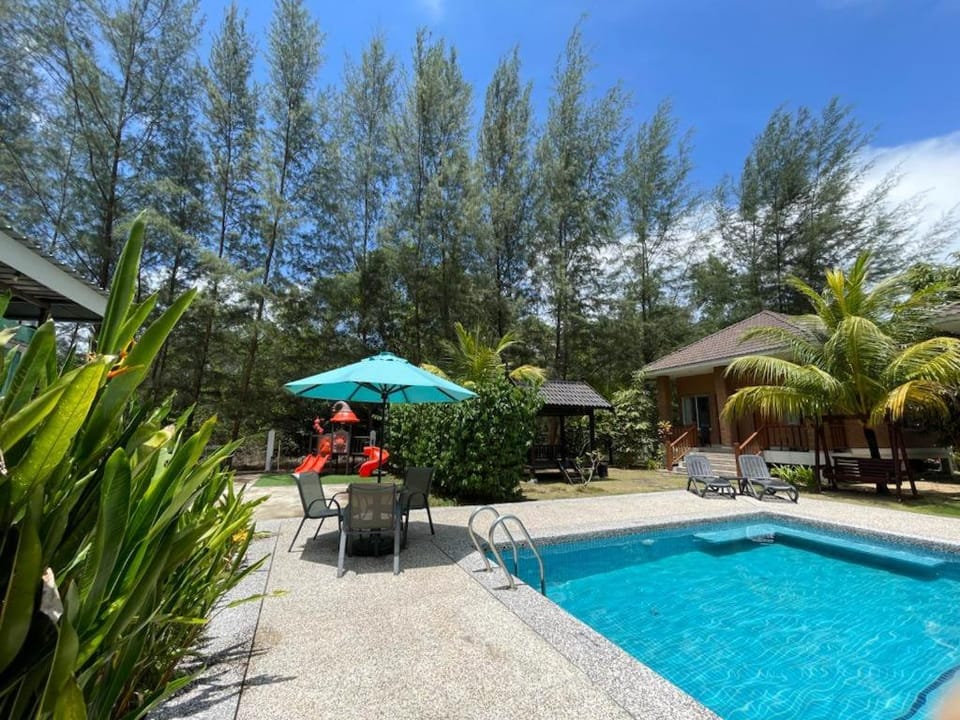 Property building, Swimming pool, sunbed