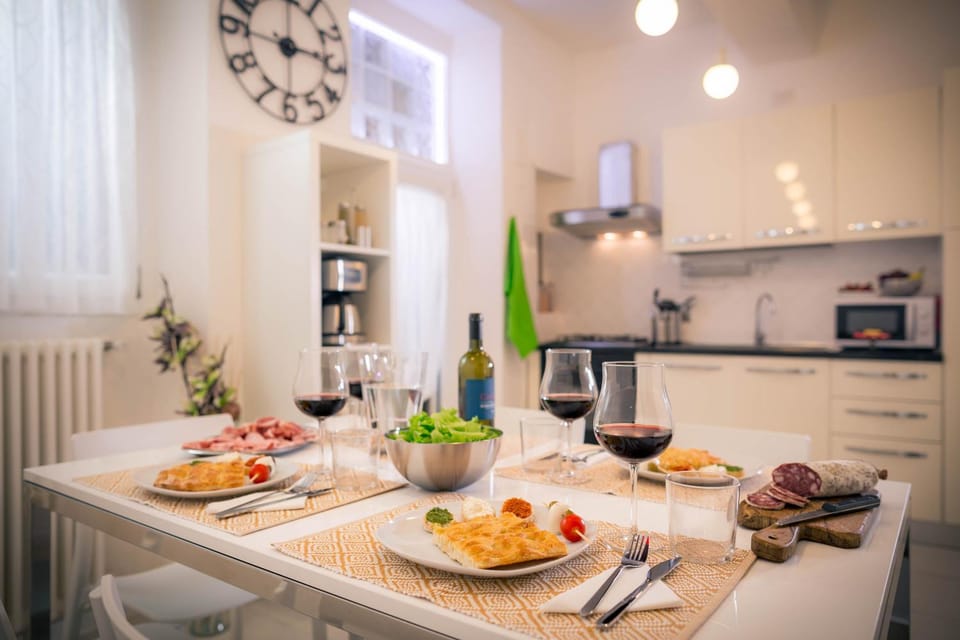 Coffee/tea facilities, Kitchen or kitchenette, Dining area