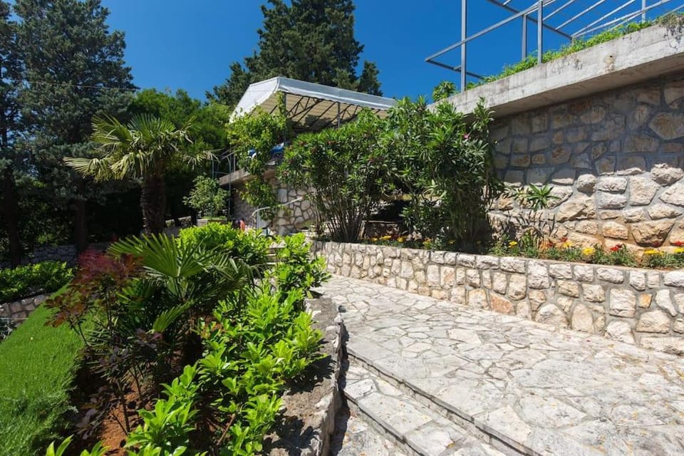 Garden, Parking