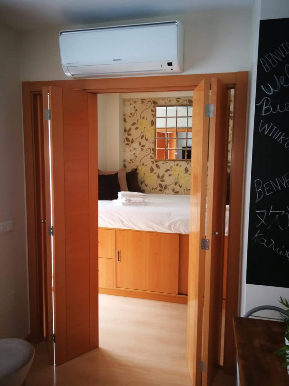 Photo of the whole room, Bedroom