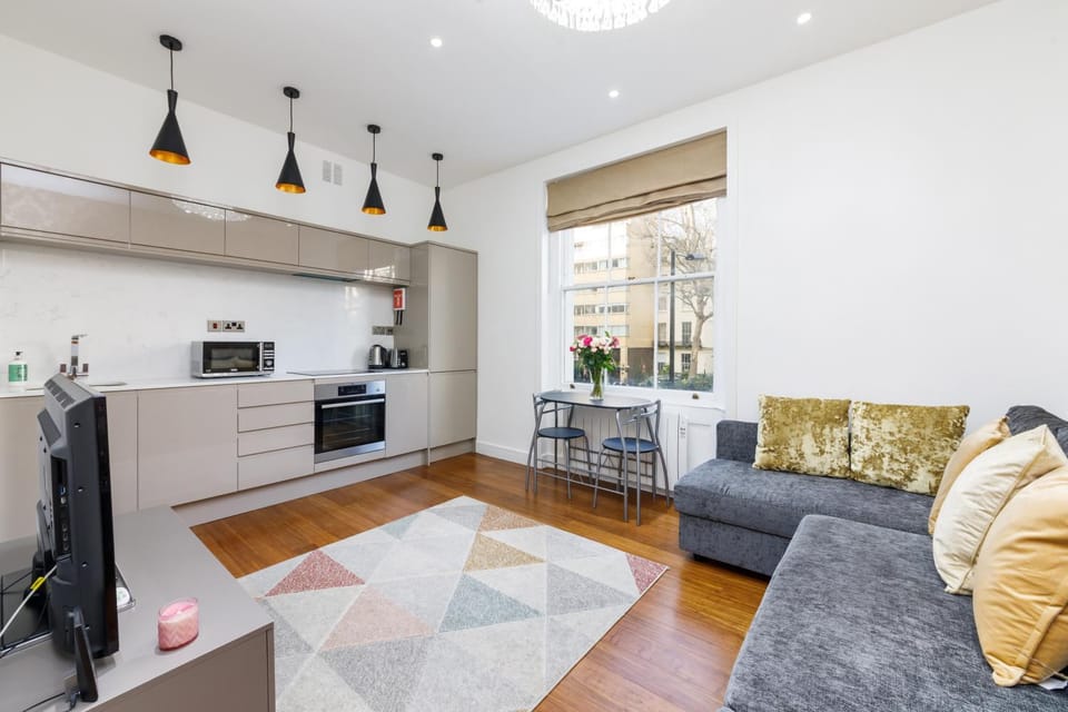 Kitchen or kitchenette, Living room, Seating area, Dining area